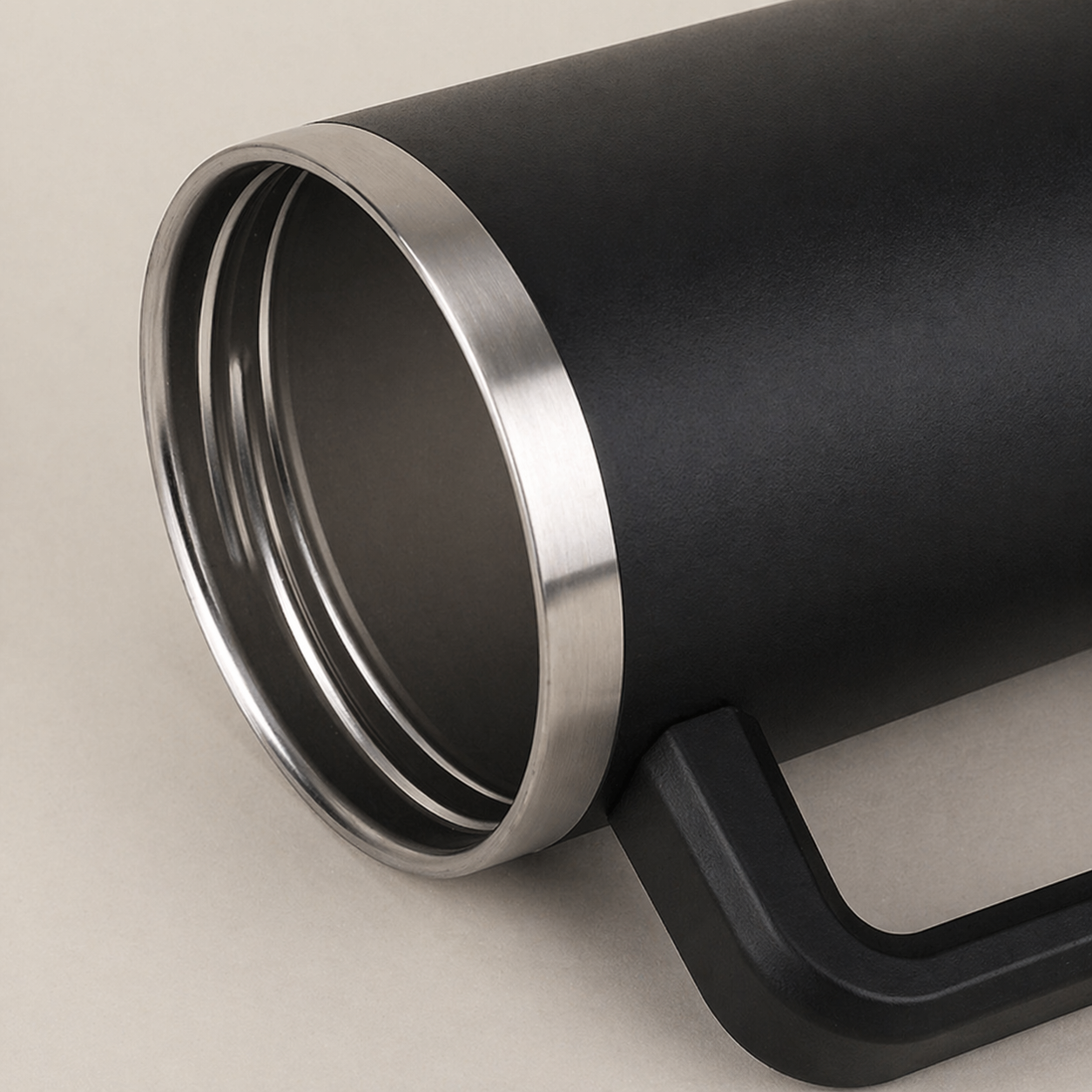 The Titan Drinkbeker Zwart